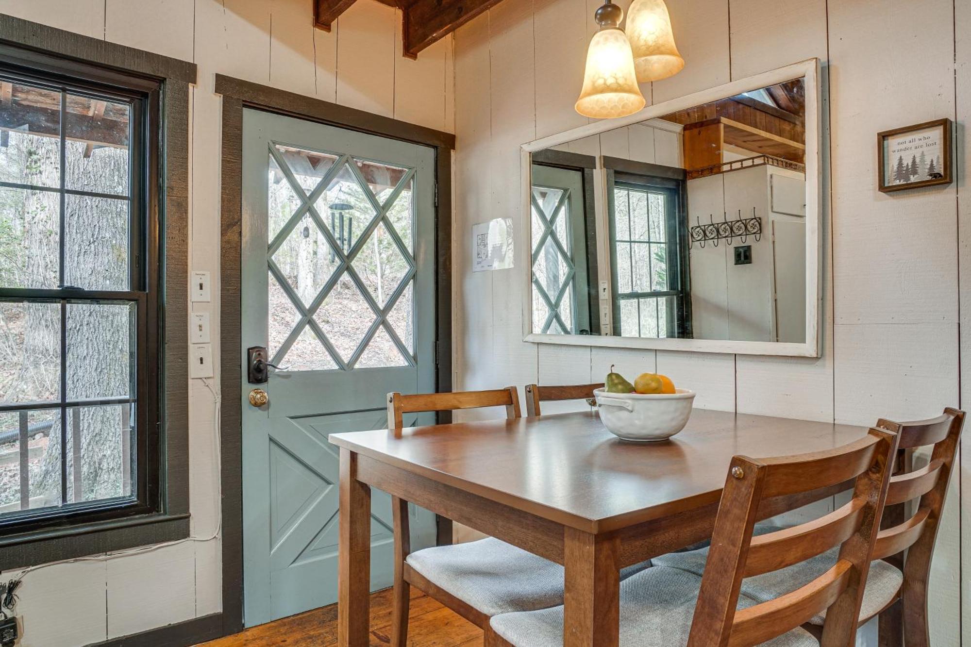 Charming Cabin With Fire Pit And Decks About 7 Mi To Helen Sautee Nacoochee Extérieur photo