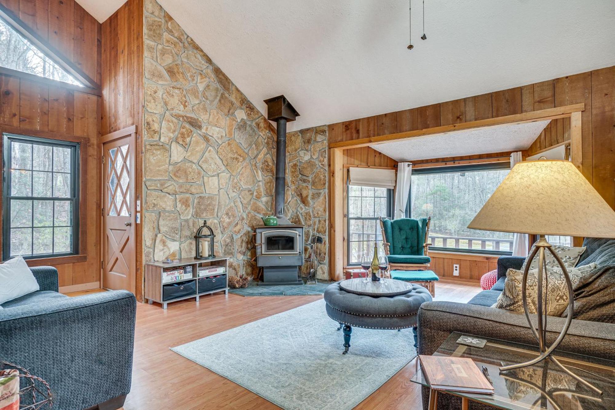Charming Cabin With Fire Pit And Decks About 7 Mi To Helen Sautee Nacoochee Extérieur photo
