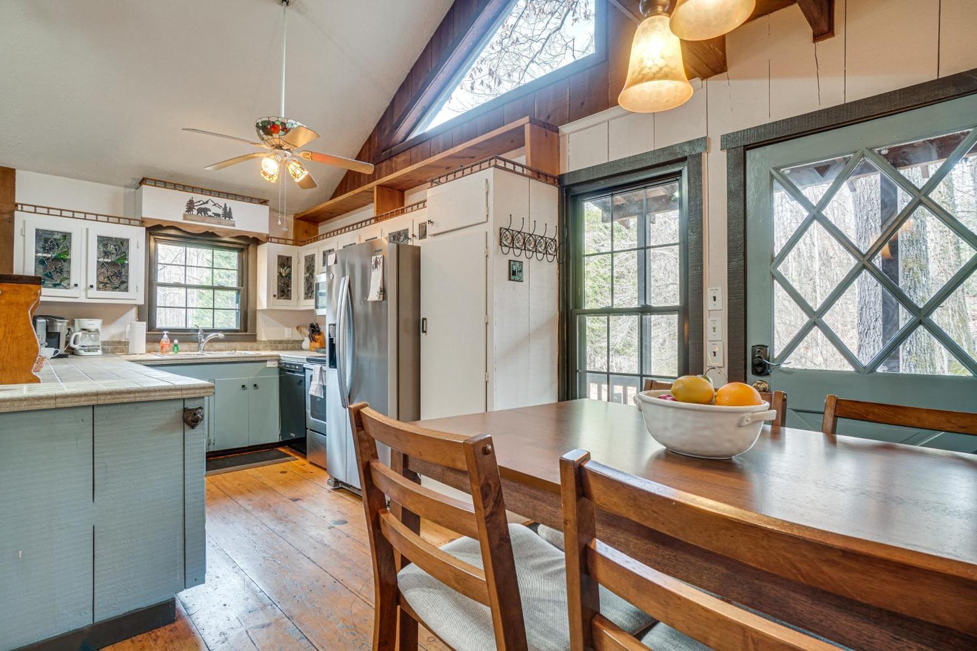 Charming Cabin With Fire Pit And Decks About 7 Mi To Helen Sautee Nacoochee Extérieur photo