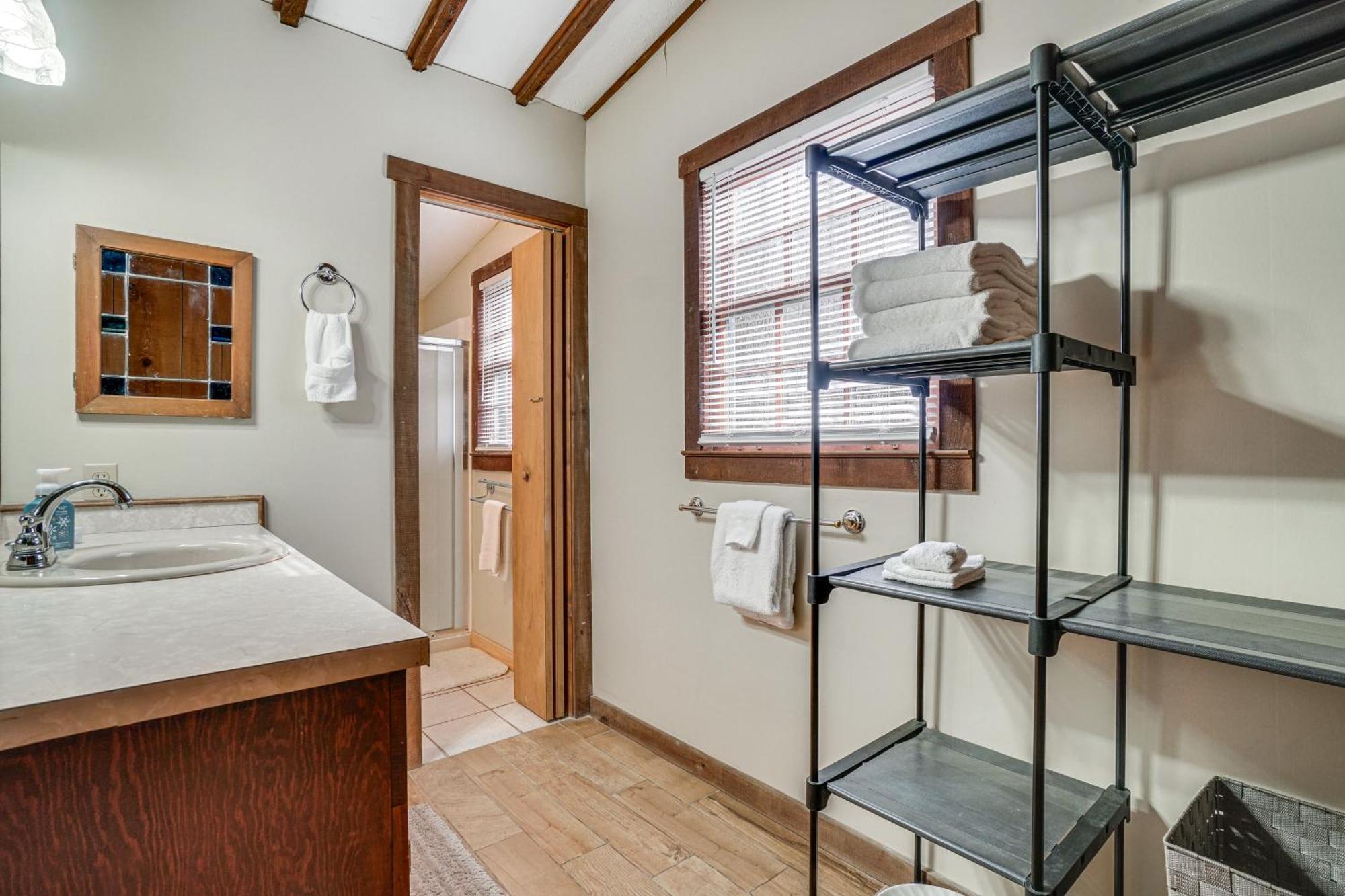 Charming Cabin With Fire Pit And Decks About 7 Mi To Helen Sautee Nacoochee Extérieur photo