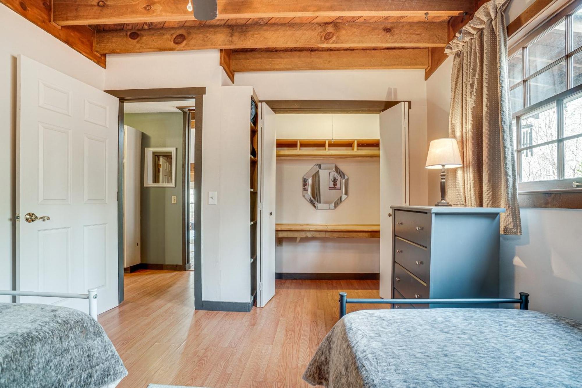Charming Cabin With Fire Pit And Decks About 7 Mi To Helen Sautee Nacoochee Extérieur photo