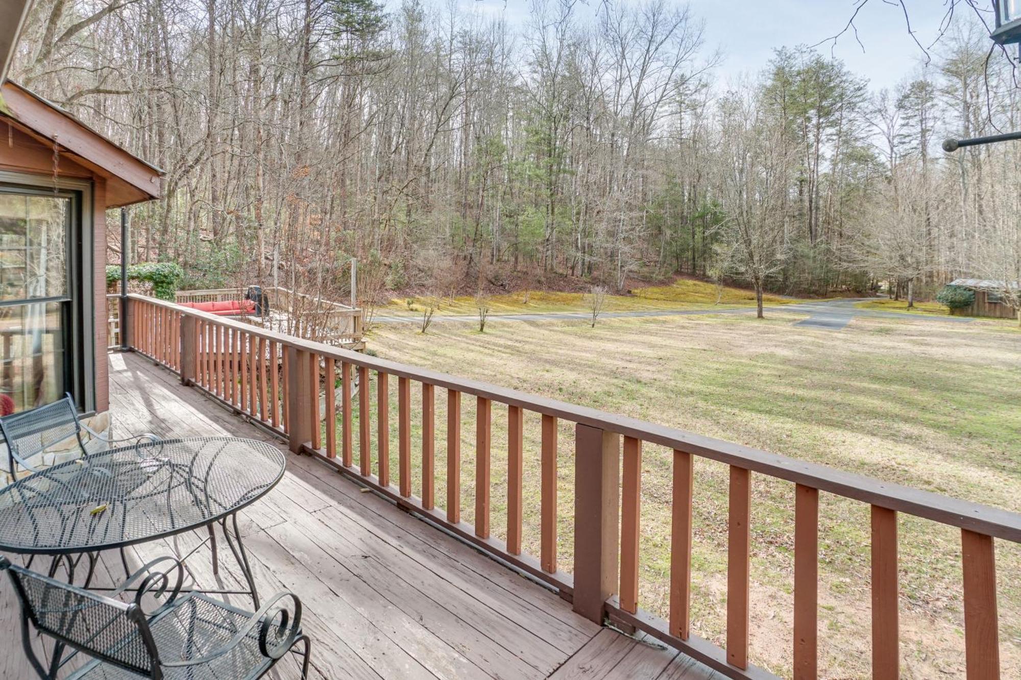 Charming Cabin With Fire Pit And Decks About 7 Mi To Helen Sautee Nacoochee Extérieur photo