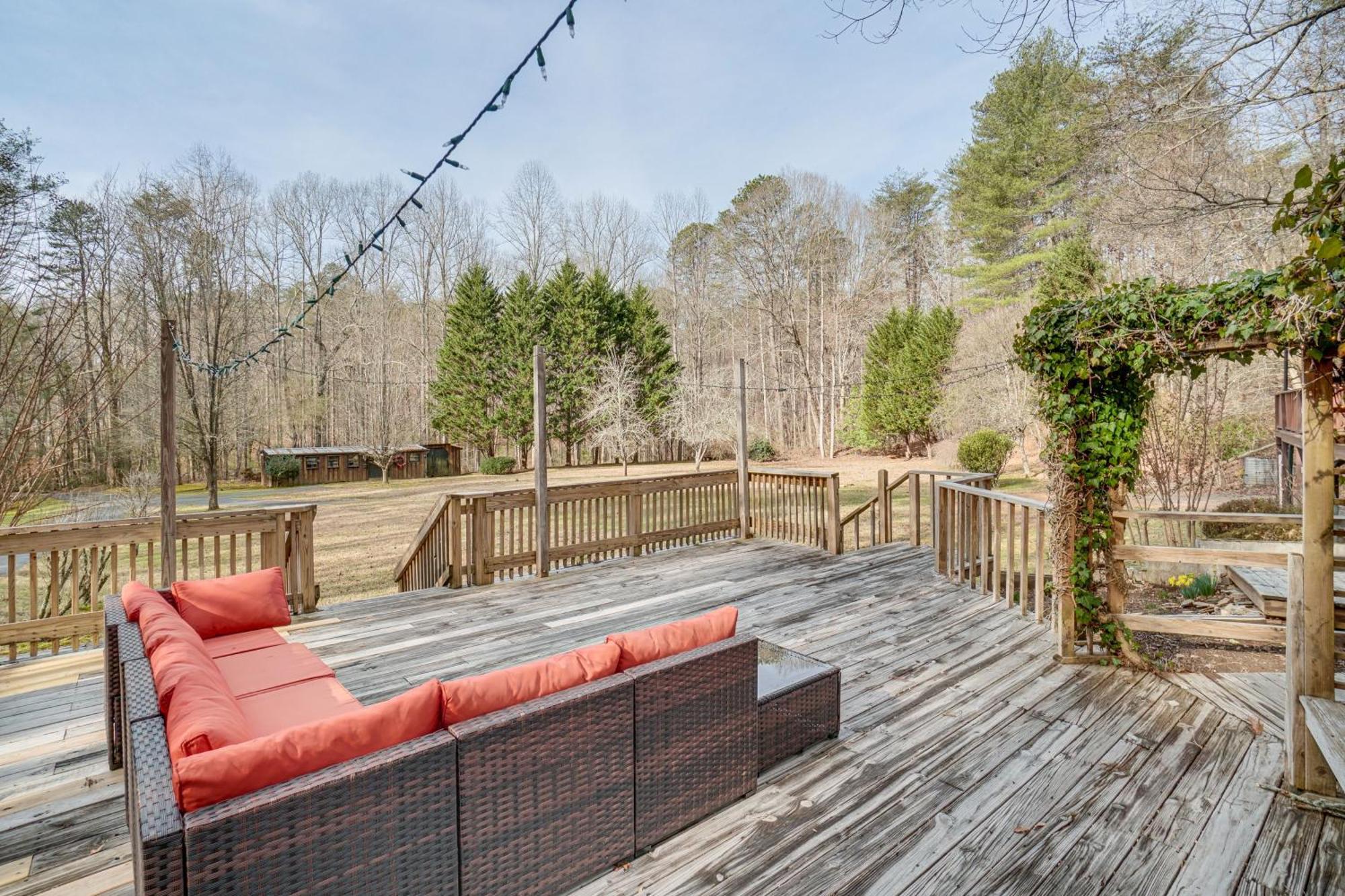 Charming Cabin With Fire Pit And Decks About 7 Mi To Helen Sautee Nacoochee Extérieur photo